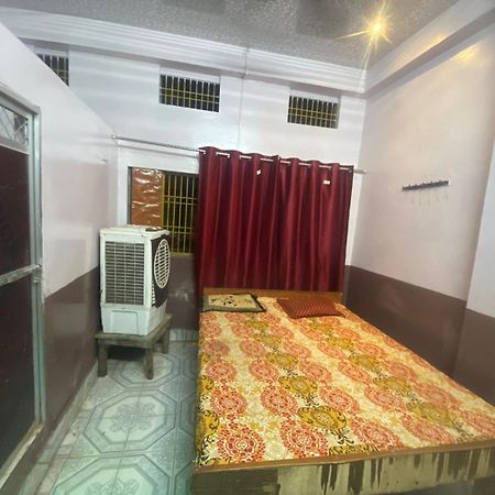Hotel Yatri Niwas Varanasi Bagian luar foto